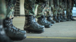 Soldaten stehen in einer Reihe nebeneinander. Man sieht nur die Stiefel.