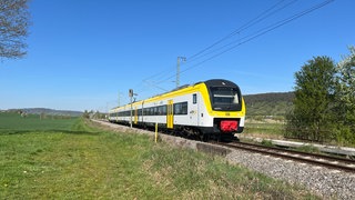 Ein MEX-Zug auf der Strecke bei Tübingen unterwegs. Wegen Streckenarbeiten werden einige Züge dieser Linie im Juli gestrichen.  