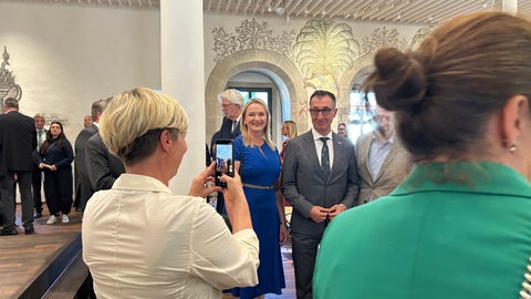 Cem Özdemir steht im Residenzschloss in Bad Urach und wird fotografiert