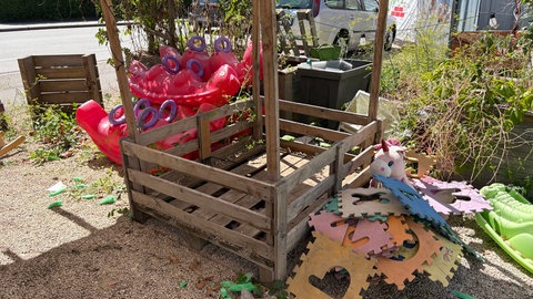 Der Quartiersplatz Güterbahnhof in Tübingen: Ein leerer Spielzeugstall, aus dem Hüpfpferde gestohlen wurden. 