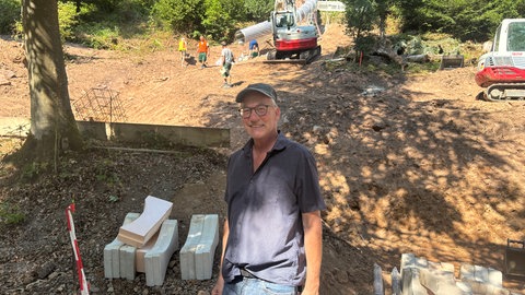 Architekt Patrick Humpert steht vor der Baustelle der Riesenrutsche in Calw