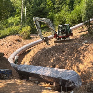 Die 43 meter lange Rutsche schlängelt sich den Stadtgarten hinuter vorbei an einem Bagger