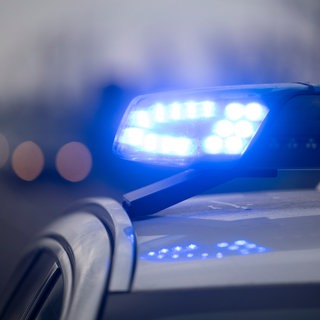 Ein Blaulicht blinkt. Ein 40-Jähriger soll in Reutlingen seine Ex-Freundin mit einem Messer angegriffen haben. Der Mann ist jetzt in Haft.