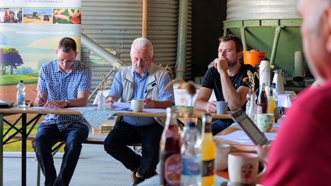 Christoph Schrade (Kreislandwirtschaftsamt Münsingen), Gebhard Aierstock (Vorsitzender Kreisbauernverband Reutlingen) und Landwirt Tobias Walter ziehen eine enttäuschende Bilanz der Ernte. Trockenheit und Hitze machen ihnen zu schaffen.