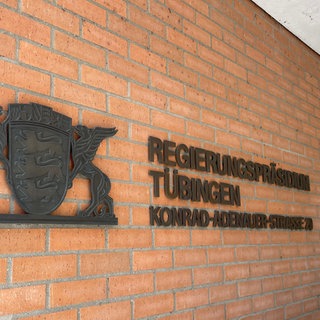 Schriftzug an Außenfasssade: "Regierungspräsidium Tübingen". 