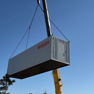 Neuer Batteriespeicher für die Uniklinik Tübingen: Ein großer grauer Container wurde mit einem Schwerlastkran auf dem Schnarrenberg platziert.