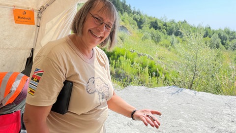 Madeleine Böhme zeigt einen etwa acht Zentimeter langen Knochen einer Schnappschildkröte.