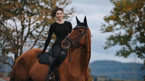 Noa auf ihrem Pferd. Wegen der Fuchsbandwurm-Erkrankung konnte sie längere Zeit nicht reiten.