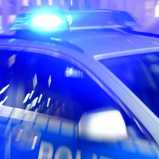 Ein Polizeiauto im Einsatz (Symbolbild). 