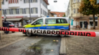 Die Polizei untersucht den Tatort nach einem Schusswechsel in der Innenstadt von Tuttlingen in der Nähe vom Rathaus.