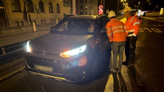 Bauarbeiter haben am frühen Montagmorgen nach SWR-Informationen dabei geholfen, einen Falschfahrer auf der B10 in Ulm zu stoppen. 
