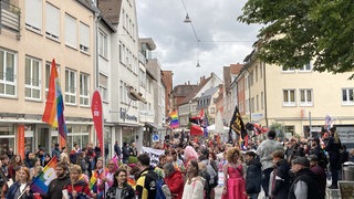 Regenbogenfahnen, selbstgebastelte Transparente und das Motto "SELBST & BESTIMMT": Beim Christopher Street Day sind am Samstag (14.9.) laut Polizei rund 1.500 Menschen durch Ulm und Neu-Ulm gezogen. Das Fest steht nach Mitteilung der Organisatoren für Vielfalt und Offenheit. Die Teilnehmenden demonstrierten bei ihrer Parade für Chancengerechtigkeit, gegen Diskriminierung im Alltag und für den Schutz von Minderheiten.
