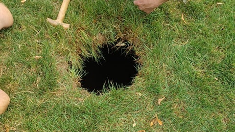 Mit diesem Loch fing alles an: Im Sommer entdeckten die Vereinsmitglieder vom SC Lehr einen Hohlraum unter ihrem Sportplatz. 