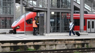 Ein Aufzug am Gleis, im Hintergrund ein Zug. Ein Fahrgast saß drei Stunden lang im Aufzug am Ulmer Hauptbahnhof fest - sieben weitere konnte die Feuerwehr recht schnell befreien.
