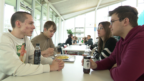 Vier junge Leute an einem Tisch: Das schwäbische Essen schmeckt den ukrainischen Studenten in der Mensa der Uni Ulm: Wichtig neben viel geistiger Nahrung in den Mathematik- und Computer Science-Vorlesungen.
