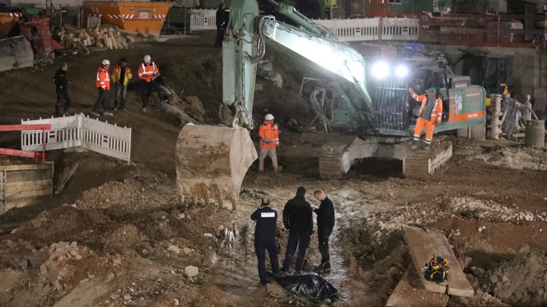 Fotos von der Baustelle und der Absperrung. Nach dem Fund einer Fliegerbombe auf einer Baustelle in der Nähe des Ulmer Hauptbahnhofs mussten am Montagabend Gebäude im Umkreis von 300 Metern evakuiert werden. 