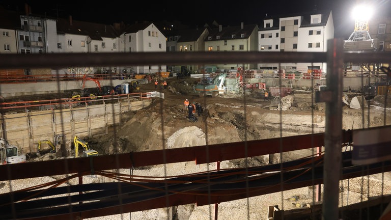 Fotos von der Baustelle und der Absperrung. Nach dem Fund einer Fliegerbombe auf einer Baustelle in der Nähe des Ulmer Hauptbahnhofs mussten am Montagabend Gebäude im Umkreis von 300 Metern evakuiert werden. 
