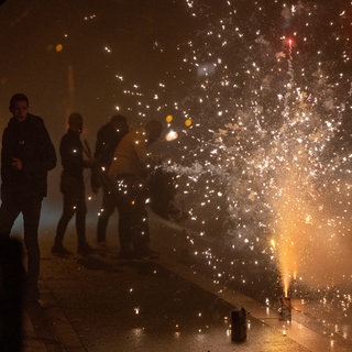 Ein Feuerwerkskörper explodiert zwischen Menschen. Die Idee des Heidenheimer Pyrotechnikhändlers Felix Antoniuk ist: Wer böllern will, muss einen "Feuerwerksführerschein" machen.