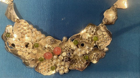 Vergoldetes Collier von Goldschmied Rudolf Dentler aus Ulm ahmt unsere Augenzellen unterm Mikroskop nach.
