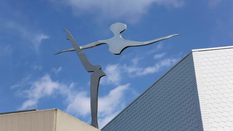 Der Ulmer Goldschmied Rudolf Dentler erschuf die "Sophitia", eine Ballettfigur aus Stahl. Sie ist am Theater Ulm weithin sichtbar.