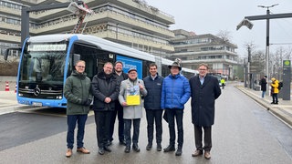 Verkehrsminister Winfried Hermann bei der Übergabe eines Förderbescheides am Freitag in Ulm: Acht Elektrobusse fahren inzwischen in der Stadt und es sollen mehr werden. Das Land Baden-Württemberg fördert die Umstellung auf einen emissionsfreien Busverkehr in Ulm mit fast 25 Millionen Euro. 