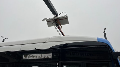 Ulm ist die erste Stadt, die sogenannte Pantographen zum Laden von Elektobussen nutzt. Die Stadtwerke UlmNeu Ulm wollen die Fördergelder unter anderem nutzen, um weitere Ladeplätze zu bauen.