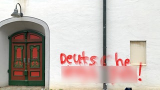 Unbekannte haben eine Schmiererei in roter Farbe an der Martinskirche angebracht.