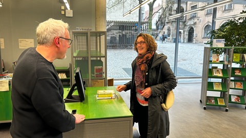 Kulturbürgermeisterin Iris Mann gibt in der Stadtbibliothek Ulm ihre Bücher ab. Das funktioniert in der "Open Library" automatisch und ganz ohne Personal.
