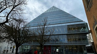 Die Glaspyramide, das Gebäude der Stadtbibliothek in Ulm, soll künftig Samstags länger geöffnet haben.Ein Sicherheitsdienst übernimmt dann die Aufsicht im Gebäude. Die Bibliothek wird so zur "Open Library". 