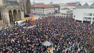 Tausende Menschen haben am Sonntagmittag in Ulm gegen Rechtsextremismus demonstriert. Mehrfach kritisiert wurde die Zusammenarbeit der CDU mit der AfD im Bundestag.
