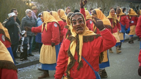 Die Malefizweiber aus Oberdischingen. In Öpfingen haben sich viele Narren schon warm gelaufen für den Umzug zur Fasnet in Oberdischingen, der gleichzeitig mit der Bundestagswahl stattfindet. 