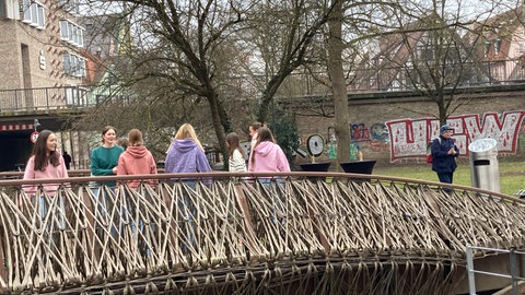 Die Brücke gibt beim Betreten, Tanzen und Hüpfen Töne wider.