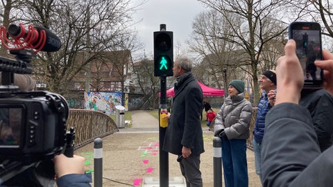 Grünes Licht für die neue Brücke: Der Ulmer Baubürgermeister Tim von Winning gibt die neue, komplett recycelbare Brücke über die Blau im Fischerviertel frei.