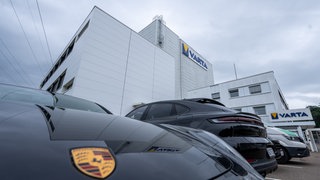 Der Sportwagenhersteller Porsche übernimmt die Mehrheit an V4Drive, einer Tochterfirma des Ellwanger Batterieherstellers Varta. Das Unternehmen für Hochleistungs-Akku-Rundzellen heißt in Zukunft V4Smart.