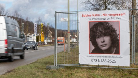 Autos fahren in Heidenheim an einem Plakat mit der Aufschrift "Sabine Rahn-Nie vergessen! Die Polizei bittet um Mithilfe" vorbei. 1983 wurde die damals 18 Jahre alte Sabine Rahn vermisst und einige Tage später ermordet aufgefunden. 2023 startete die Kriminalpolizei Ulm eine Plakataktion. Jetzt sucht sie neue Hinweise über die Sendung "Aktenzeichen XY".