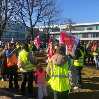 250 Beschäftige des öffentlichen Dienstes haben sich am Donnerstag im Zuge des Warnstreiks vor dem Stauferklinikum Mutlangen versammelt.