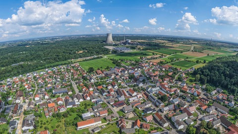 Blick auf die schwäbische Gemeinde Gundremmingen mit dem abgeschalteten Atomkraftwerk. 