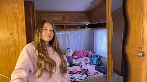 Alexia zeigt ihr "Jugendzimmer", das Innenleben ihres Campingwagens.