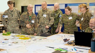 Zum ersten Mal konnten Journalisten hinter die Kulissen schauen, wenn ein sogenanntes "Wargame" stattfindet. Dabei demonstriert und übt die NATO Truppen- und Materialverlegungen quer durch Europa.