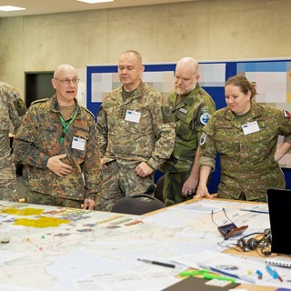 Zum ersten Mal konnten Journalisten hinter die Kulissen schauen, wenn ein sogenanntes "Wargame" stattfindet. Dabei demonstriert und übt die NATO Truppen- und Materialverlegungen quer durch Europa.
