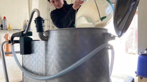 Das sogenannte Milchtaxi, ein Mobil mit Milch, erleichtert die Arbeit: Die Bäuerin muss nicht mehr kübelweise Milch zu ihren Kälbern schleppen.