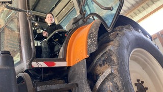 Eine von wenigen Frauen in der Landwirtschaft: Rebecca Gerstmeier hat keine Berührungsängste mit tonnenschweren Schleppern und Traktoren. Ihr Opa hat sie auf dem Bauernhof mit fünf das erste Mal hinters Lenkrad gelassen.