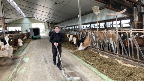 Die Bäuerin und ihre 70 Milchkühe: Rebecca Gerstmeier bei der Arbeit auf ihrem Bauernhof