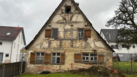 Ein altes Haus auf dem Grundstück - das katapultierte den Bodenrichtwert des Grundstückeigentümers nach unten. Er musste weniger Grundsteuer bezahlen. Nach der Reform spielt nur noch der Wert des Bodens in einer Zone eine Rolle und die Größe des Grundstücks.
