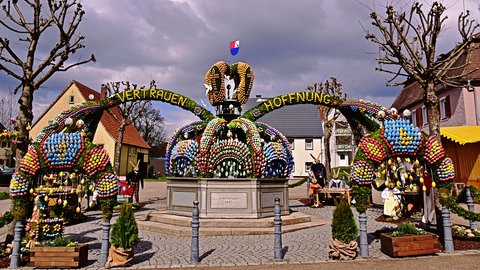 Der Osterbrunnen in Schechingen steht bereit für die Eröffnung am Samstag. Mehr als 13.000 Eier schmücken das Wahrzeichen der kleinen Gemeinde im Ostalbkreis. 