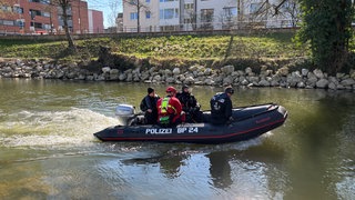 Nach dem gewaltsamen Tod eines 24-Jährigen am späten Mittwochabend in Neu-Ulm suchen Taucher am Freitag in der Kleinen Donau nach der Tatwaffe. 