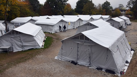 Zelte in der LEA Ellwangen im Oktober 2015. Rund 4.500 Menschen leben zeitweise in der Landeserstaufnahmestelle in Ellwangen. Da die LEA eigentlich für 500 Menschen ausgelegt ist, werden Zelte aufgebaut. Das Bild vom Oktober 2015 zeigt wie Geflüchtete ein Zelt verlassen. 