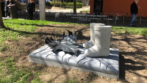 Das Mahnmal von Joseph Weiss in Ulm erinnert an die Ermordung von Zangsarbeiten kurz vor Kriegsende ruch die Nazis. 