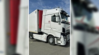 Das Hauptzollamt Ulm hat an der B10 bei Dornstadt die Zugmaschine eines Lkw beschlagnahmt. Der Grund: Der Besitzer hat mehr als 100.000 Euro Schulden.
