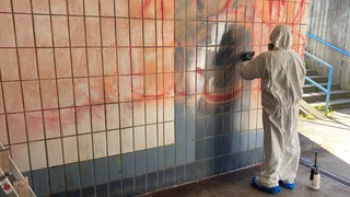 Mit Reinigungsmitteln geht's zur Sache - illegale Graffitis an Häuserwänden und in Unterführungen werden neuerdings von straffällig gewordenen Jugendlichen entfernt.